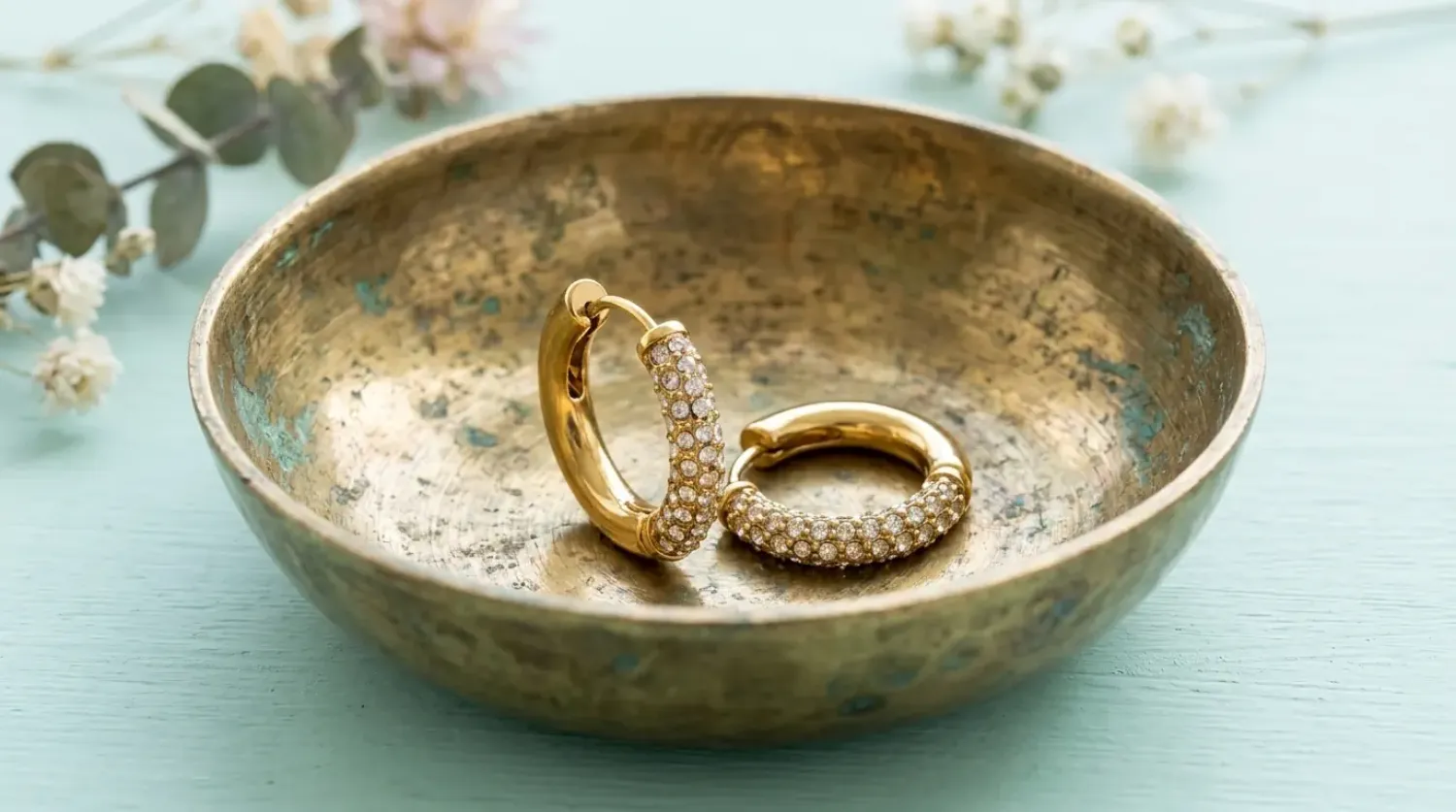Preview: Elegante Creolen mit weißen Zirkonia – Runde Ohrringe in 18K vergoldet